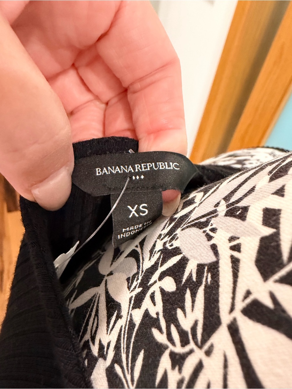 Banana Republic Black Ribbed Razorback Tank - Picture 5 of 5